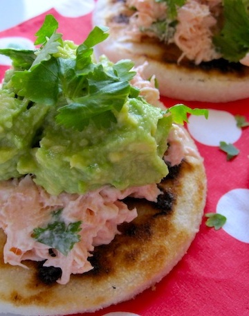 Arepitas con salmon y Aguacate