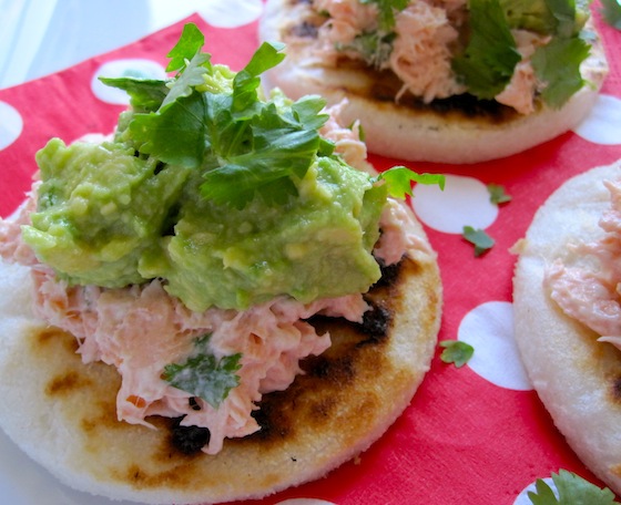 Arepitas con salmon y Aguacate