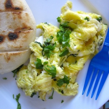 Huevos revieltos con Cilantro