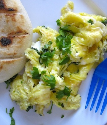 Huevos revieltos con Cilantro