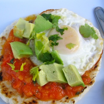 Arepa con huevo hogao y aguacate