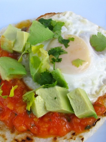 Arepa con huevo hogao y aguacate