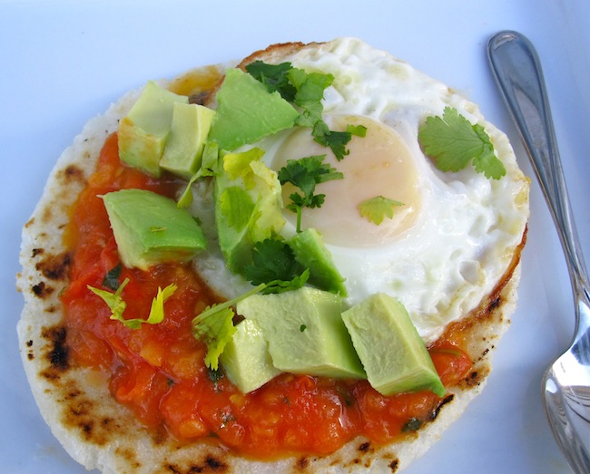 Arepa con huevo hogao y aguacate