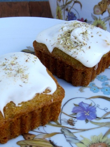 mini chamomile cakes with frosting