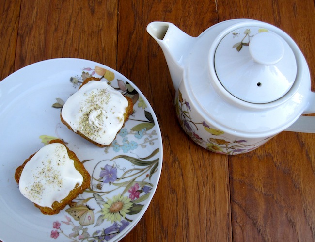 mini cakes w: tea