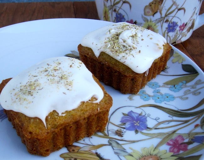 mini chamomile cakes with frosting