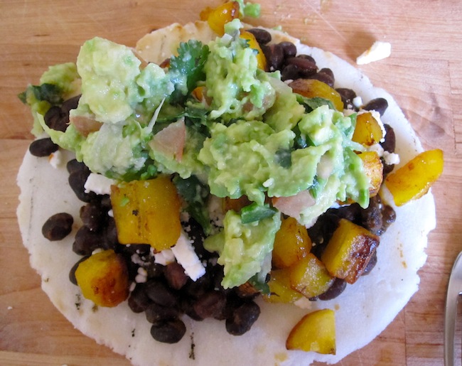 arepa dominó con platanos y guacamole