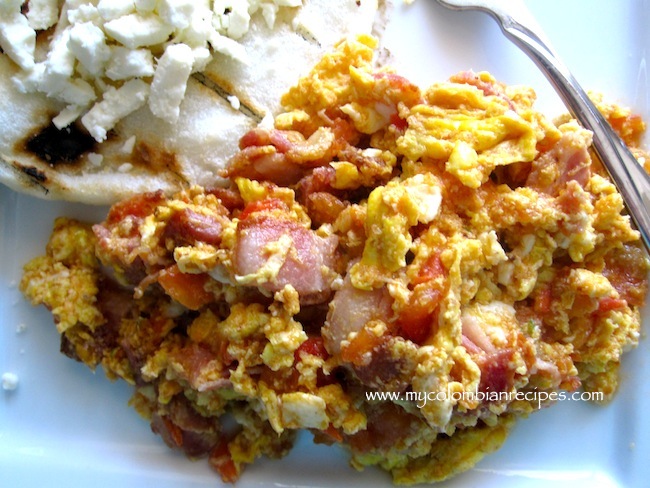 Huevos Pericos con Tocineta (Scrambled Eggs with Tomatoes, Onion and Bacon)