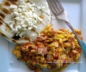 Huevos Pericos con Tocineta (Scrambled Eggs with Tomatoes, Onion and Bacon)