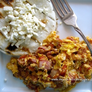 Huevos Pericos con Tocineta (Scrambled Eggs with Tomatoes, Onion and Bacon)