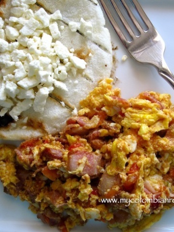 Huevos Pericos con Tocineta (Scrambled Eggs with Tomatoes, Onion and Bacon)