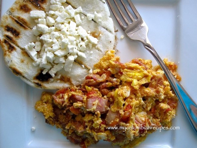 Huevos Pericos con Tocineta (Scrambled Eggs with Tomatoes, Onion and Bacon)