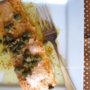 Salmón con Salsa de Alcaparras (Salmon with Capers Sauce)