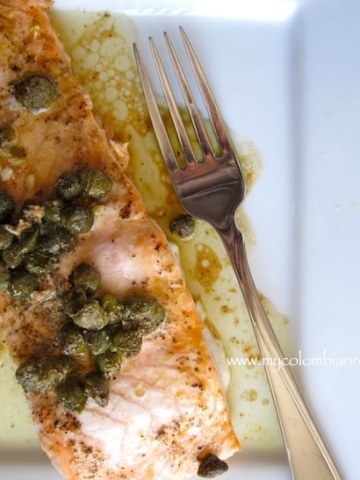 Salmón con Salsa de Alcaparras (Salmon with Capers Sauce)