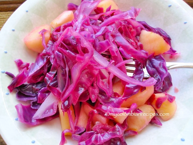 Ensalada de Repollo Morado y Manzana (Purple Cabbage and Apple Salad)