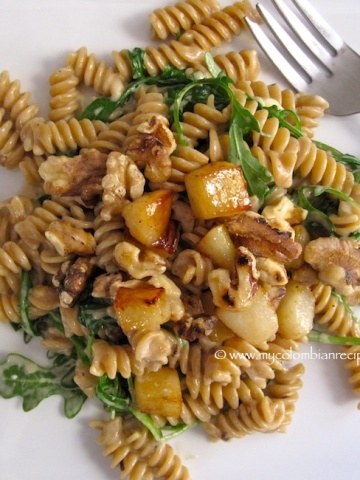 Whole Wheat Pasta with Pears, Walnuts and Gorgonzola Cheese