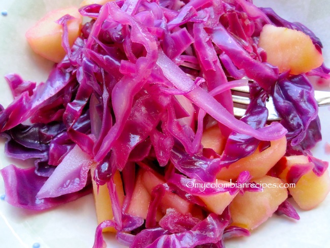 Ensalada de Repollo Morado y Manzana (Purple Cabbage and Apple Salad)
