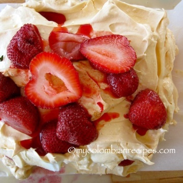 Merengón de Fresas (Colombian Strawberry Meringue Dessert)