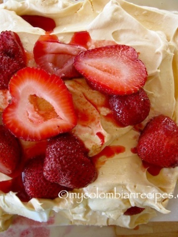 Merengón de Fresas (Colombian Strawberry Meringue Dessert)