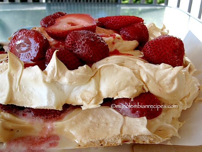 Merengón de Fresas (Colombian Strawberry Meringue Dessert)