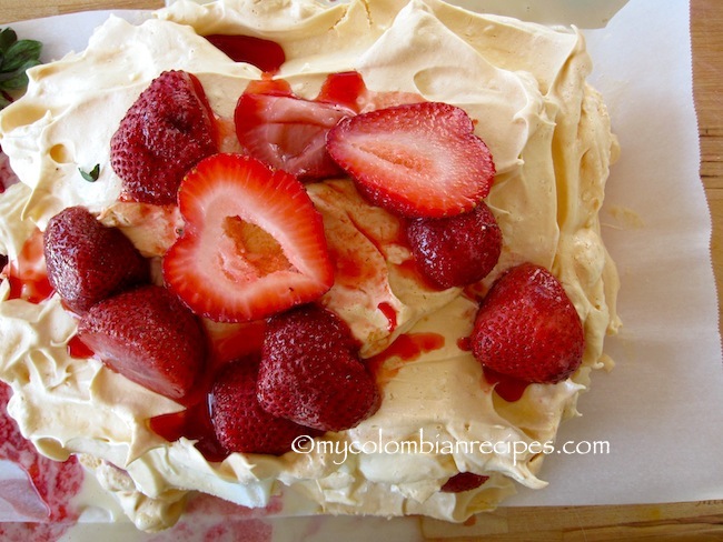 Merengón de Fresas (Colombian Strawberry Meringue Dessert)