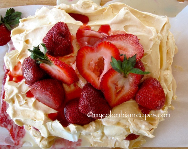 Merengón de Fresas (Colombian Strawberry Meringue Dessert)