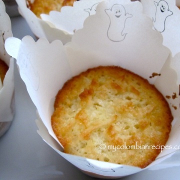 Torticas de Coco (Simple Mini Coconut Cakes)