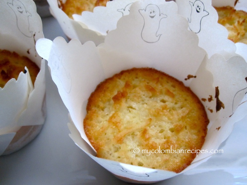 Torticas de Coco (Simple Mini Coconut Cakes)