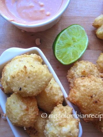 Buñuelos de Fríjol de Cabecita Negra (Black-eyed Pea Fritters) |mycolombianrecipes.com