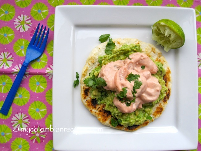 Arepa con Guacamole y Camarones (Arepa with Guacamole and Shrimp)