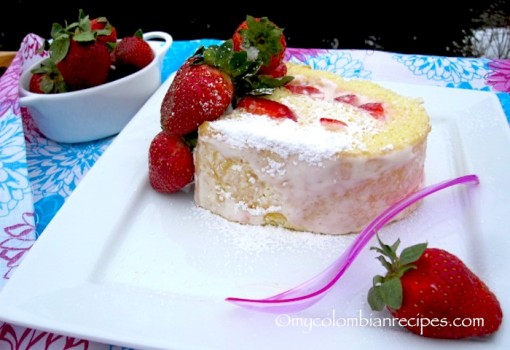 Brazo de Reina (Strawberries and Cream Cake Roll) |mycolombianrecipes.com