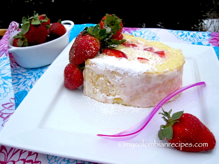 Brazo de Reina (Strawberries and Cream Cake Roll)