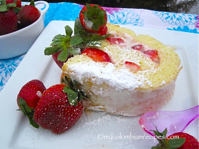 Brazo de Reina (Strawberries and Cream Cake Roll)