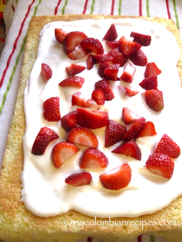 Brazo de Reina (Strawberries and Cream Cake Roll)