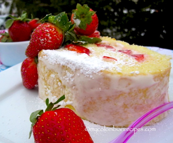 Brazo de Reina (Strawberries and Cream Cake Roll)