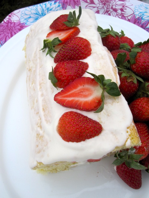 Brazo de Reina (Strawberries and Cream Cake Roll)