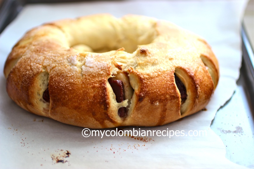 Roscon de Bocadillo o Guayaba (Guava Paste Stuffed Bread)