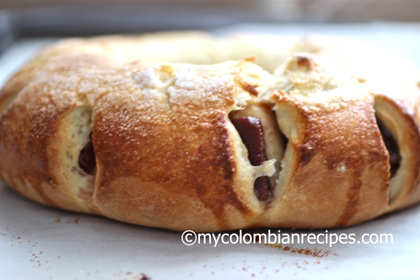 Roscon de Bocadillo o Guayaba (Guava Paste Stuffed Bread)