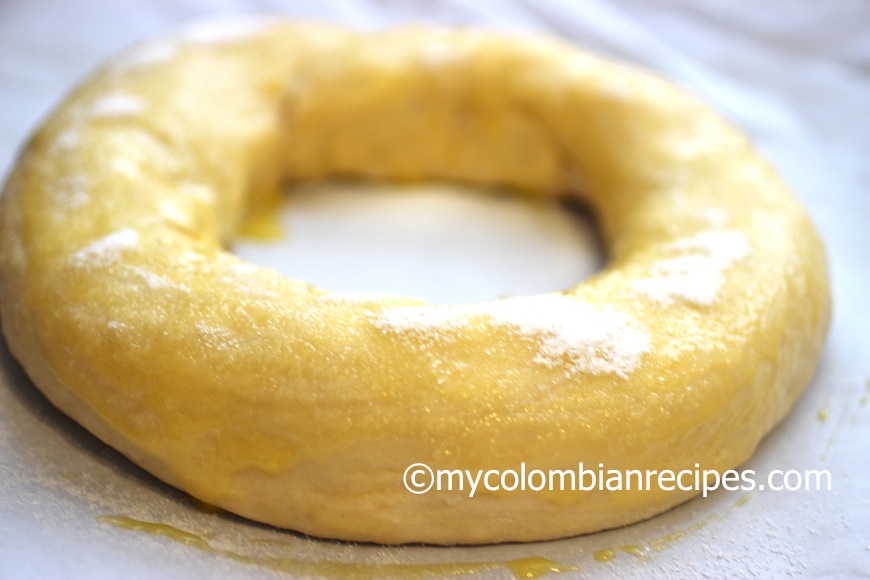 Roscon de Bocadillo o Guayaba (Guava Paste Stuffed Bread)