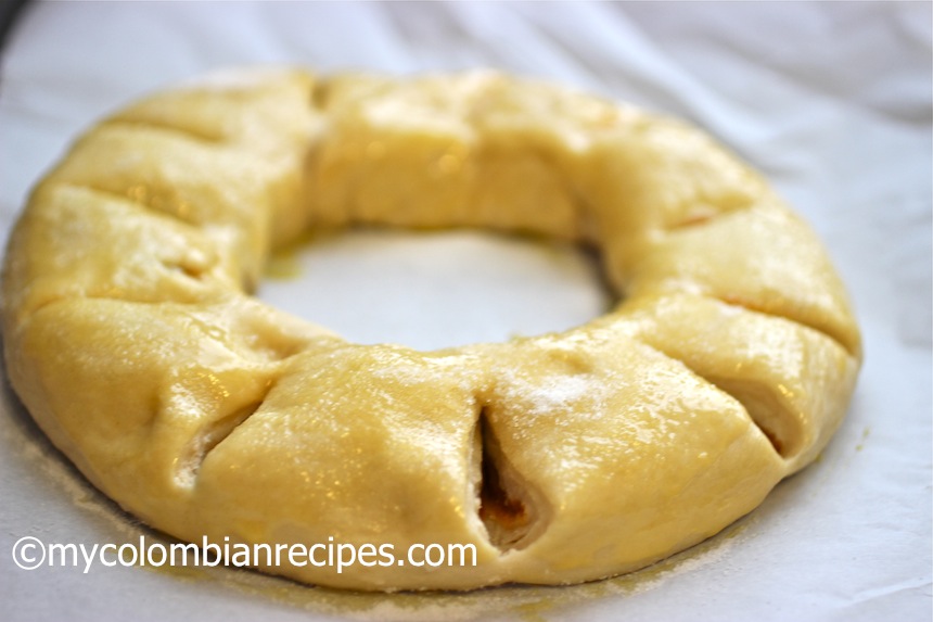 Roscon de Bocadillo o Guayaba (Guava Paste Stuffed Bread)