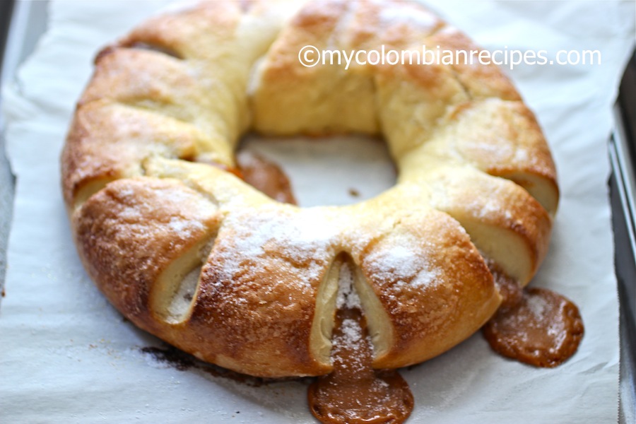 Roscón de Arequipe (Dulce de Leche Stuffed Bread) - My Colombian Recipes