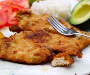 Chuleta de Pollo Apanada Colombiana con Arroz y Aguacate