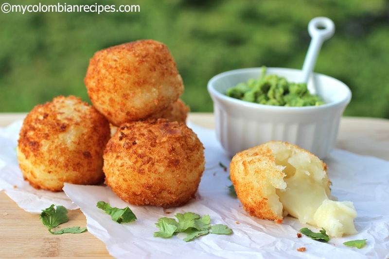 Bolitas de yuca rellenas de queso