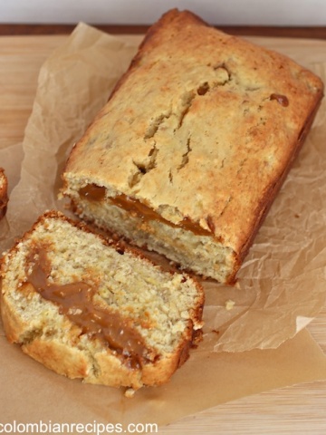 Pan de Banano y Arequipe) Banana and Dulce de Leche Bread