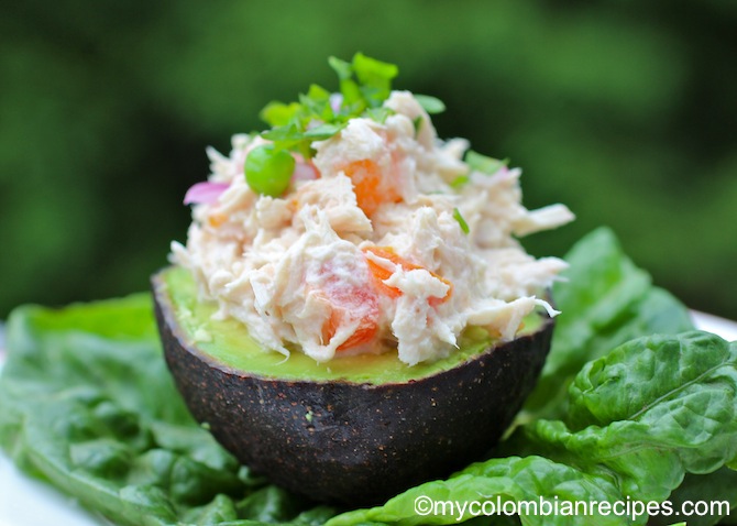 Aguacate Relleno de Atún (Tuna Stuffed Avocado)