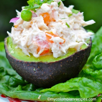 Aguacate Relleno de Atún (Tuna Stuffed Avocado)