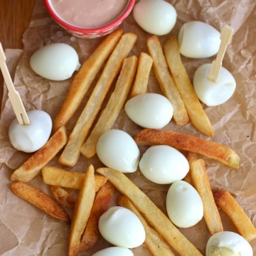 Huevitos de Codorniz con Salsa Rosada (Quail Eggs with Pink Sauce)