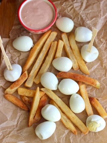 Huevitos de Codorniz con Salsa Rosada (Quail Eggs with Pink Sauce)