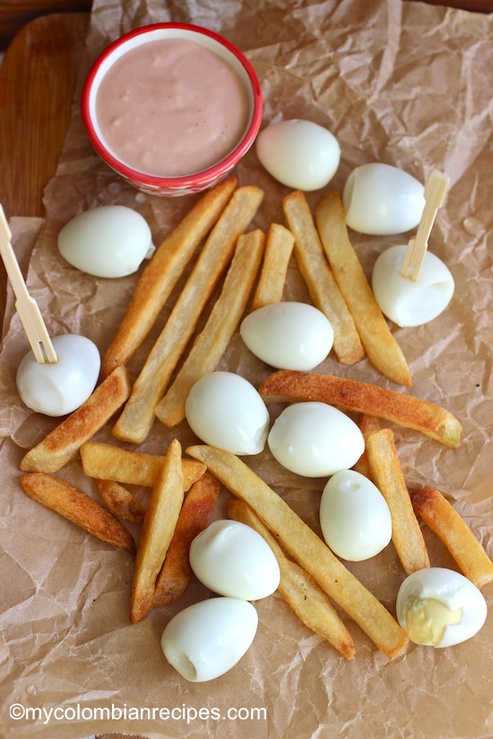 Huevitos de Codorniz con Salsa Rosada (Quail Eggs with Pink Sauce)