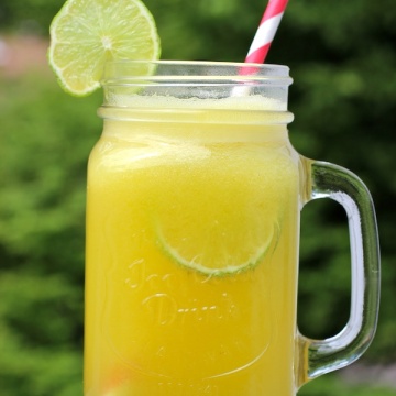 Limonada de Piña (Pineapple Limeade)